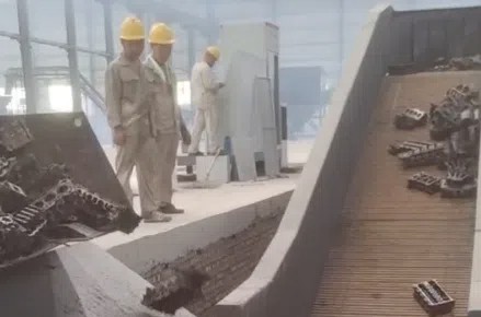 山西某廠(chǎng)450型破碎機(jī)安裝完迎來(lái)汽車(chē)零件破碎任務(wù)