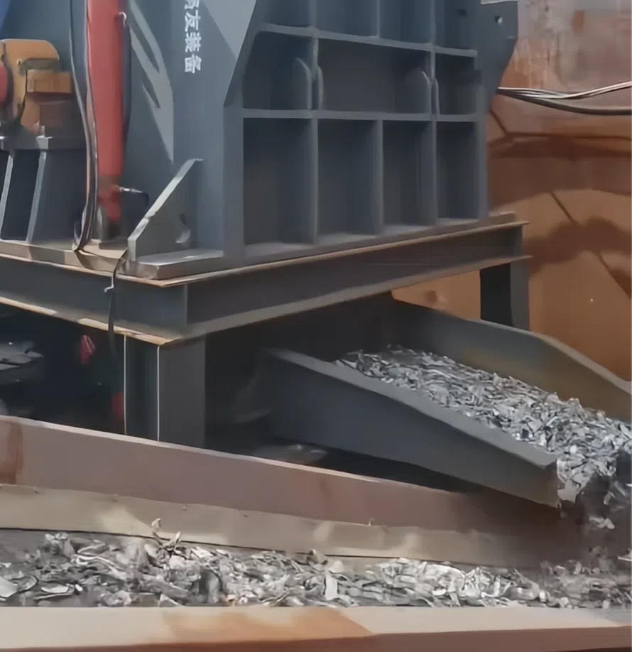 銷售日本地區(qū)的路友315型破碎機(jī)國(guó)外打料現(xiàn)場(chǎng)