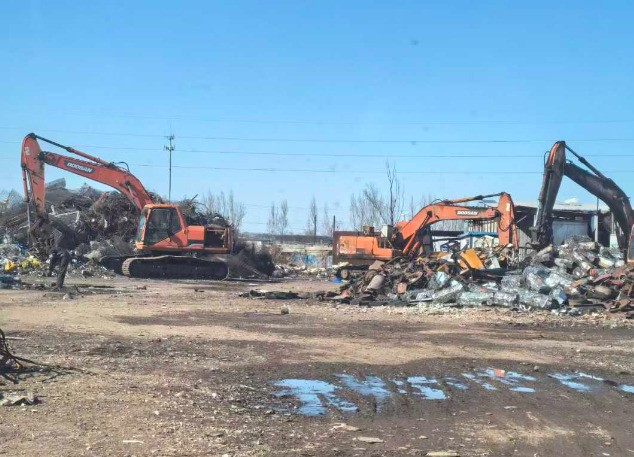 回訪路友老客戶看到幾經(jīng)“ 沙場(chǎng) ”的路友老設(shè)備依然作戰(zhàn)在前線，一股暖意涌上心頭