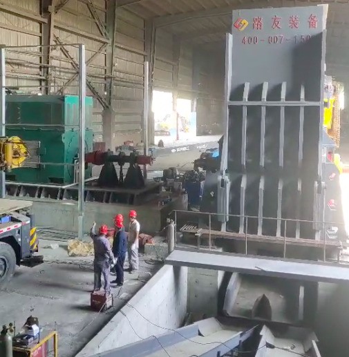 張家港傳來喜報(bào)，6000馬力破碎機(jī)安裝完畢。這個(gè)大家伙可不能小看它，每小時(shí)出料可高達(dá)150噸。