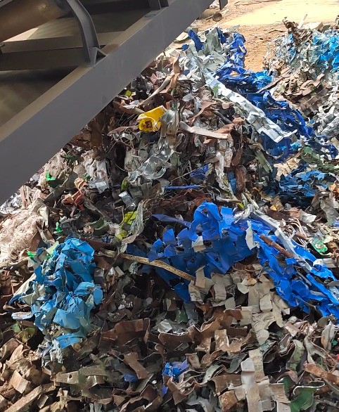 撕碎機(jī)對(duì)彩鋼瓦片進(jìn)行撕碎處理撕碎機(jī)對(duì)彩鋼瓦片進(jìn)行撕碎處理