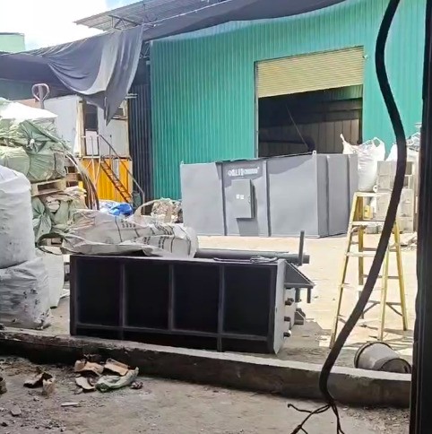 安裝師傅與設(shè)備到達(dá)香港，已卸車(chē)等待安裝