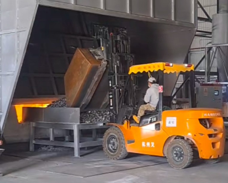 經(jīng)過路友破碎機處理后的物料被投入高溫爐溶化