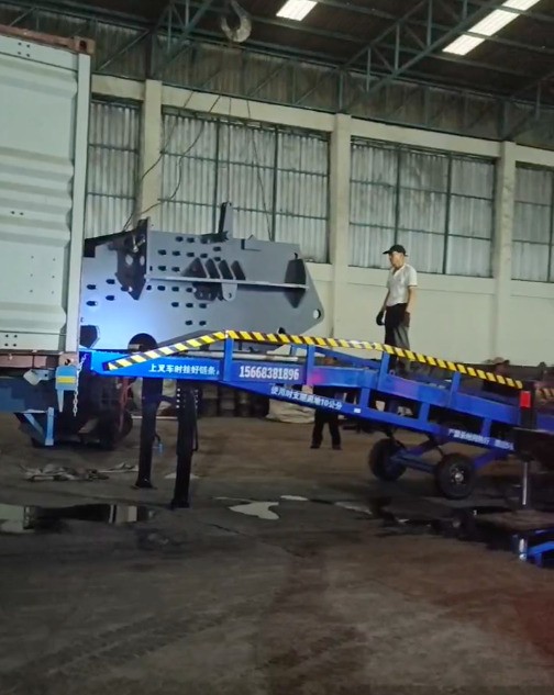 幾天前泰國(guó)地區(qū)安裝完成的廢鋼破碎機(jī)卸車(chē)現(xiàn)場(chǎng)