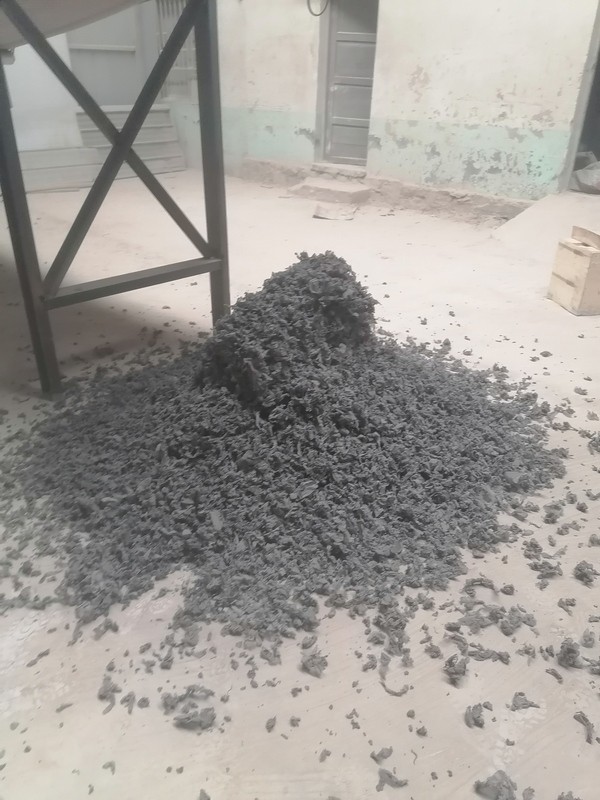 淄博地區(qū)破碎機(jī)試機(jī)調(diào)試，物料屬于夾雜重度灰塵的金屬組成件