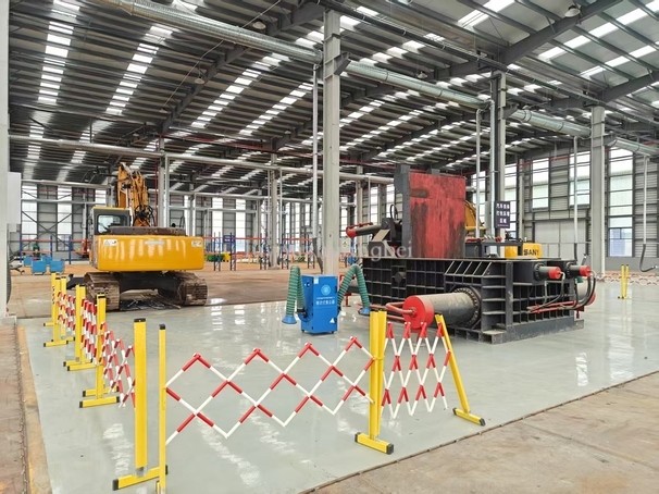 客戶(hù)老板汽車(chē)拆解線搭配的金屬打包機(jī)使用