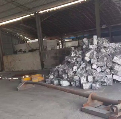 當(dāng)廠房高度低于破碎機高度時就要考慮下沉式安裝