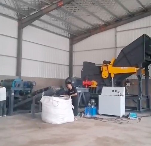 百分九十以上的客戶在試機時都選擇人工添料，沒有什么說法，單純的因為物料使用量較小。