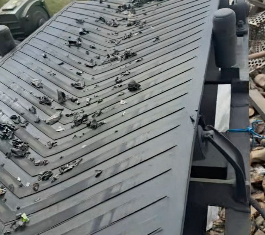 客戶場地夠大，考慮到建廠房的額外支出，最后采用破碎機漏天式生產