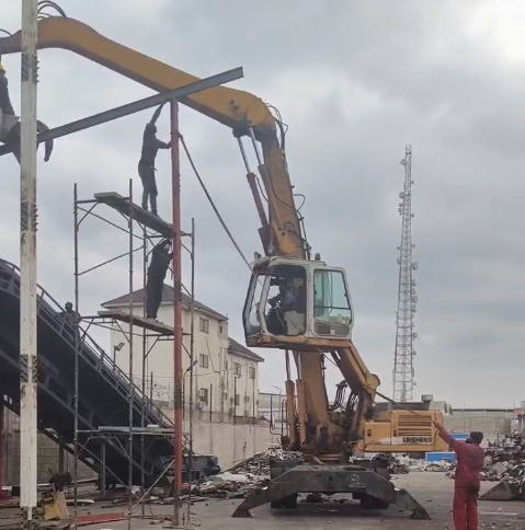 壯觀！破碎機的搭建像是一場驚心動魄的雜技表演。