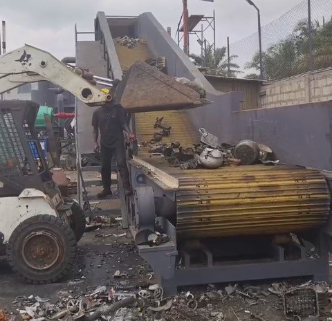 非洲地區(qū)路友450型破碎機啟動生產(chǎn)按鍵。