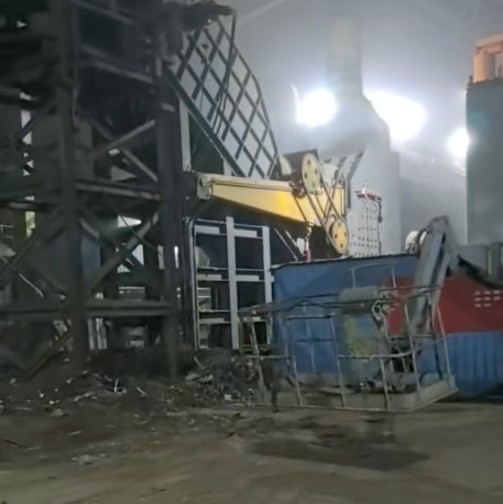 路友標(biāo)準(zhǔn)單班年產(chǎn)量超51萬噸的6000馬力廢鋼破碎機(jī)客戶現(xiàn)場深夜仍在繼續(xù)工作