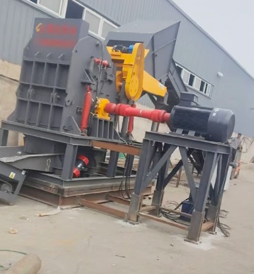 路友 110 型廢鋁破碎機已完成安裝，目前正進行人工投料試機。