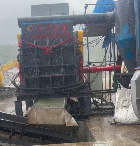 日本地區(qū)正處于陰雨狀態(tài)，即使這樣的天氣也沒能阻擋住破碎機(jī)營業(yè)