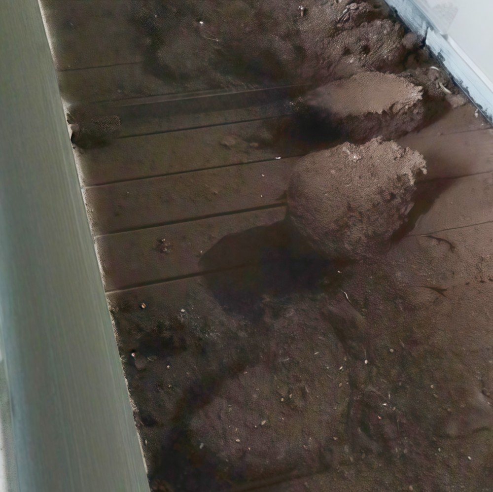 滿是鐵銹的廢鋼渣送入破碎機，瞬間褪去舊貌，煥顏一新。