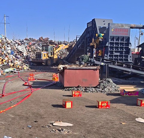 破碎機經過場地規(guī)劃后確定安裝位置，基礎建設完成中～