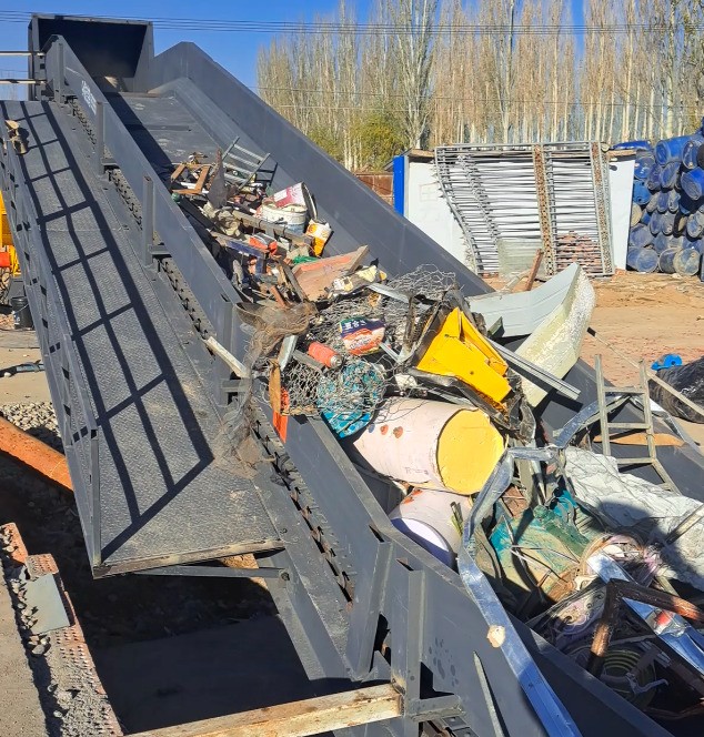 近日路友破碎機(jī)又隔市跨省來到廣袤無垠資源豐富的新疆，隨即開啟了一場(chǎng)雙向奔富的旅途。