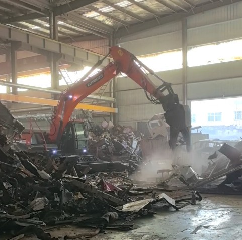 路友重工拆車(chē)機(jī)正在對(duì)汽車(chē)架進(jìn)行拆解